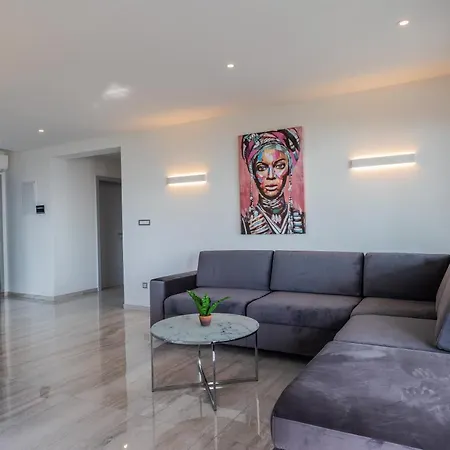 Luxury Bellevue Apartment
